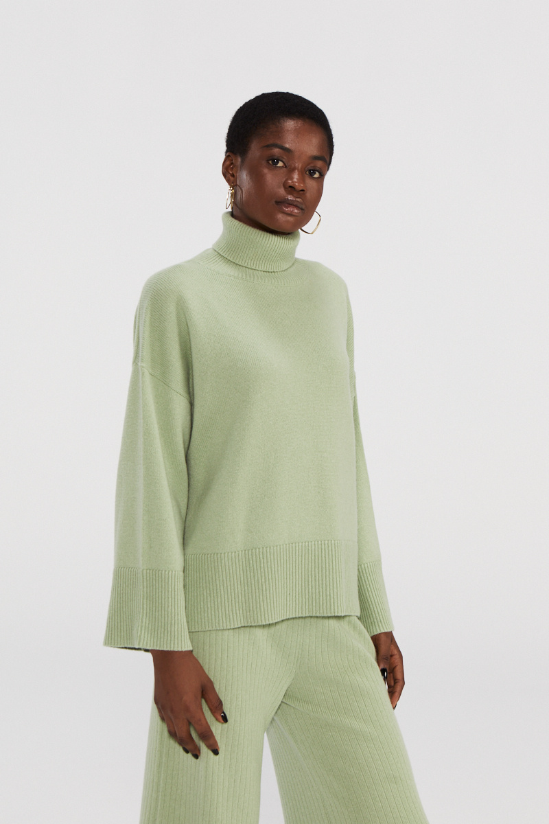 Maglione a maglia di dolcevita verde chiaro di grandi dimensioni