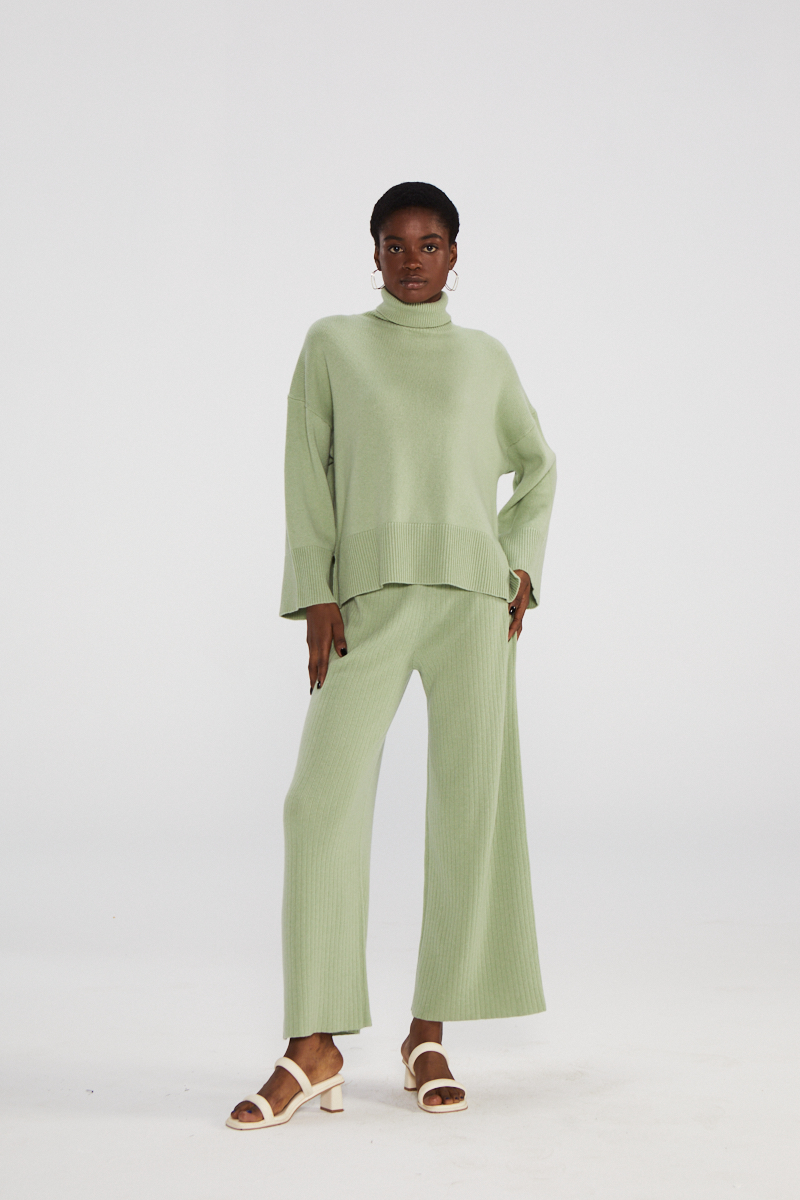 Maglione a maglia di dolcevita verde chiaro di grandi dimensioni
