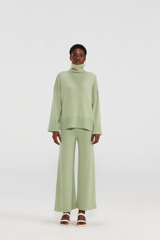 Maglione a maglia di dolcevita verde chiaro di grandi dimensioni