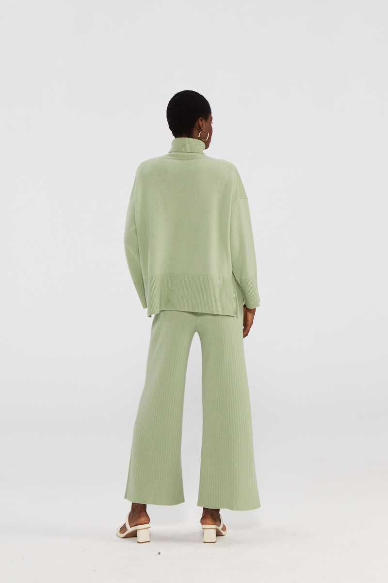 Maglione a maglia di dolcevita verde chiaro di grandi dimensioni