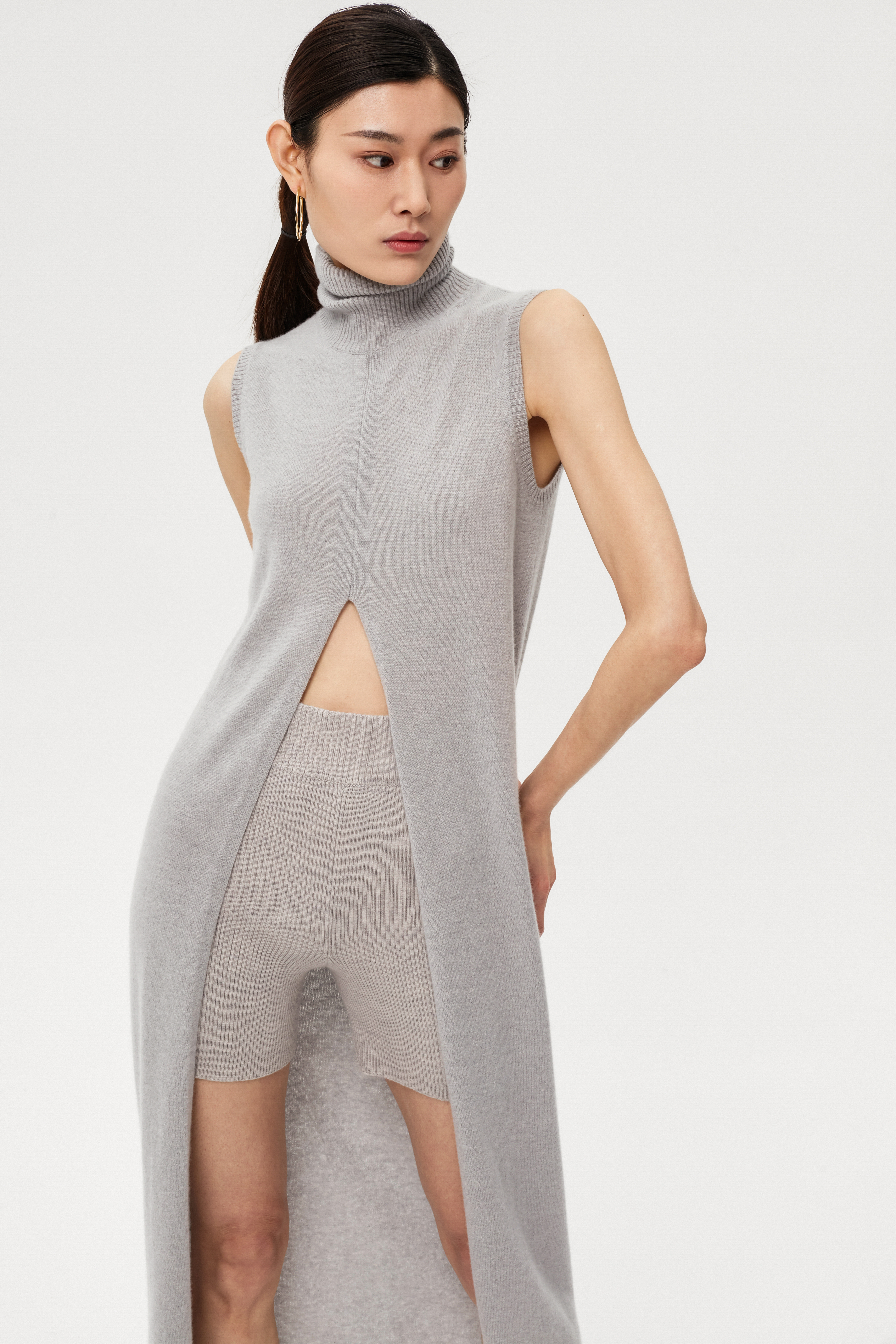 Abito grigio alto in cashmere puro delle donne