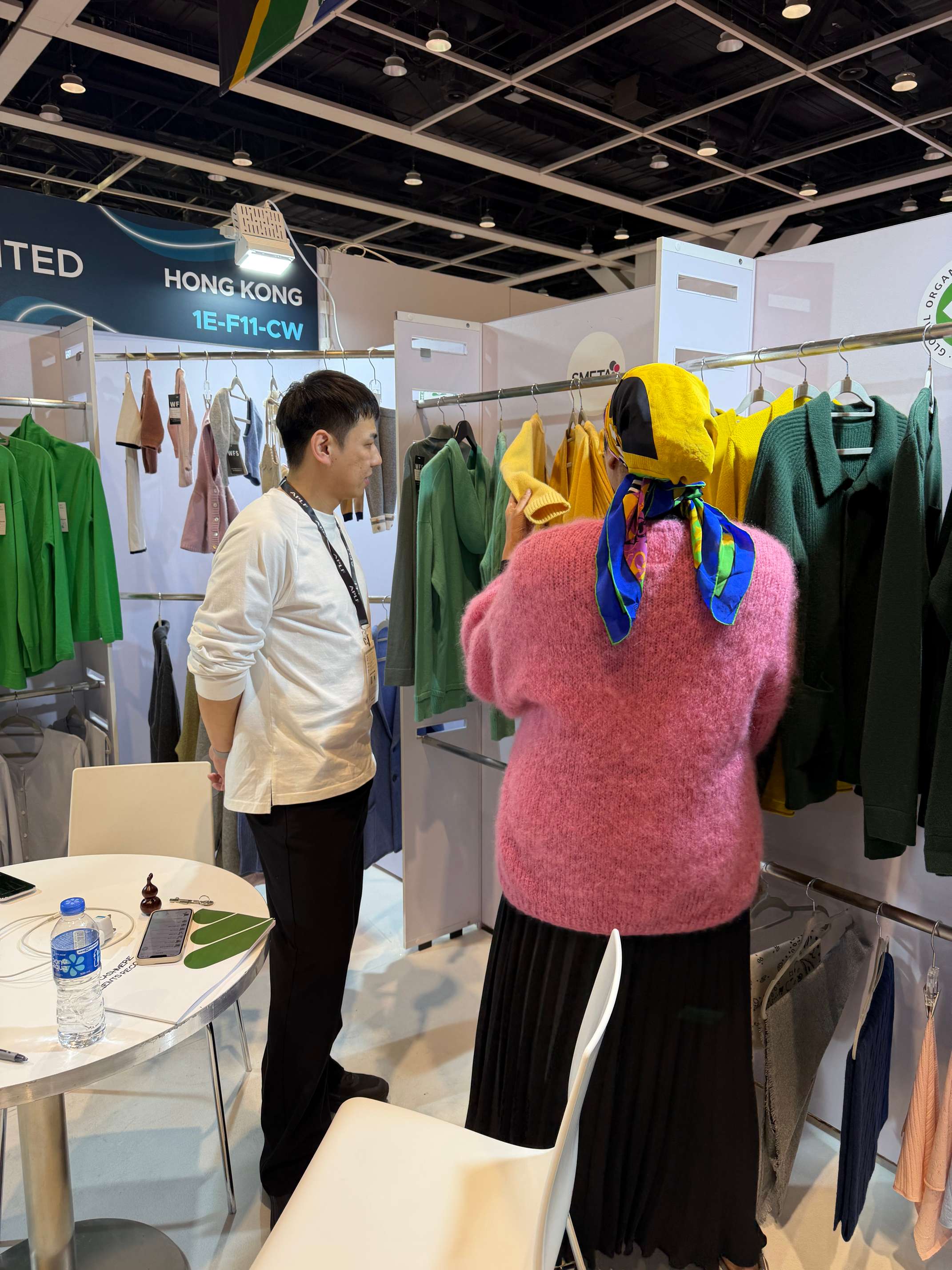 Guida ai tempi di consegna della maglieria in cashmere | Dal campionamento alla produzione