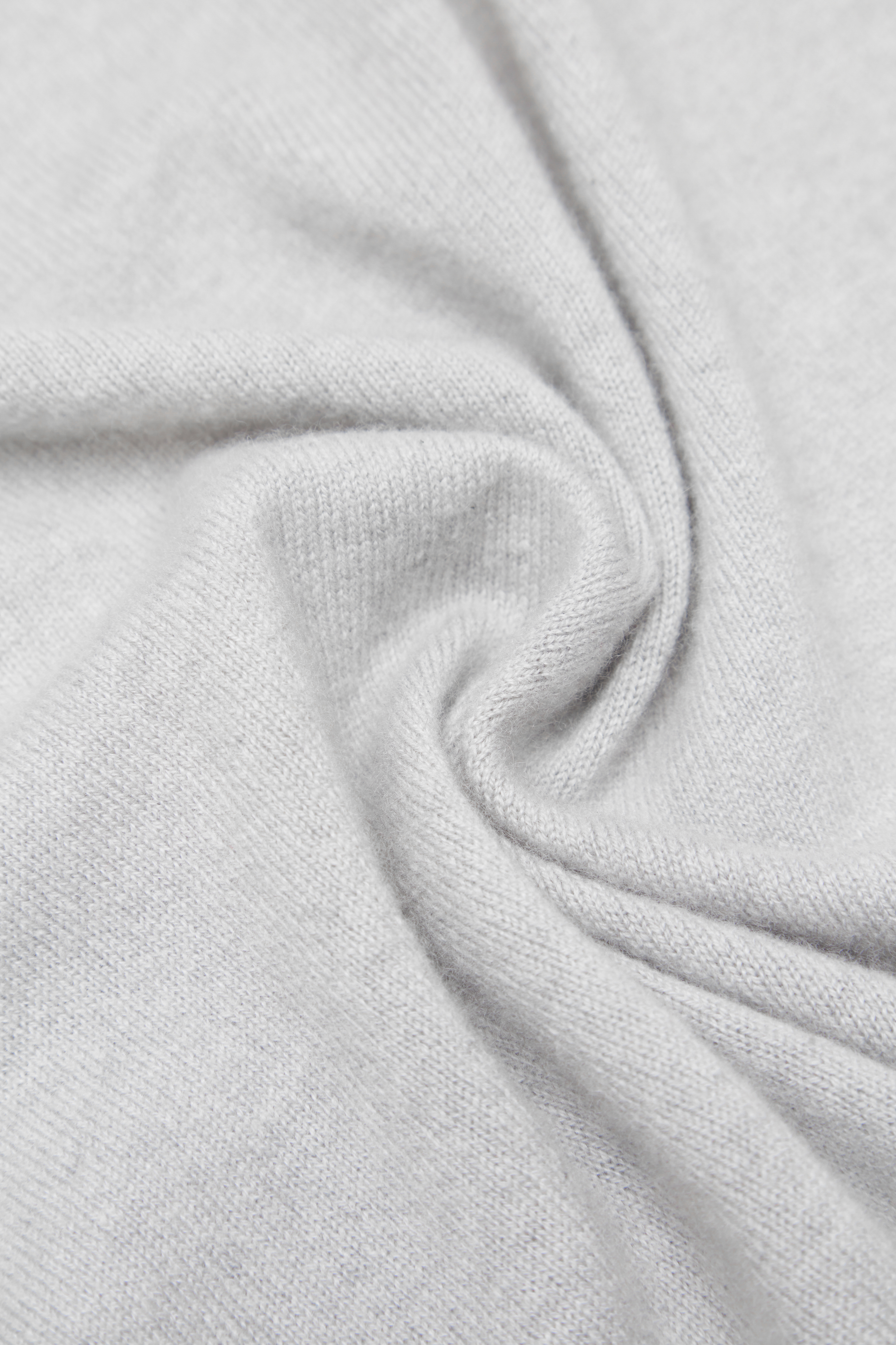 Abito grigio alto in cashmere puro delle donne