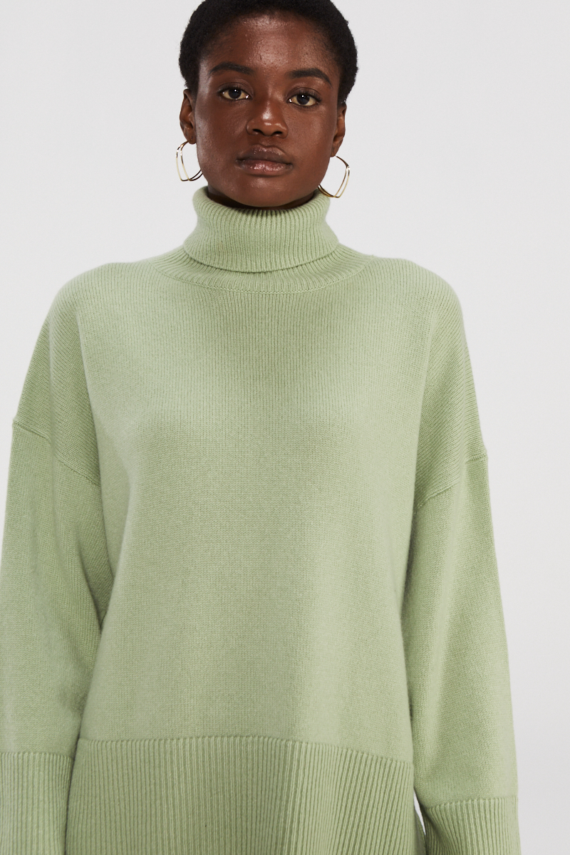 Maglione a maglia di dolcevita verde chiaro di grandi dimensioni