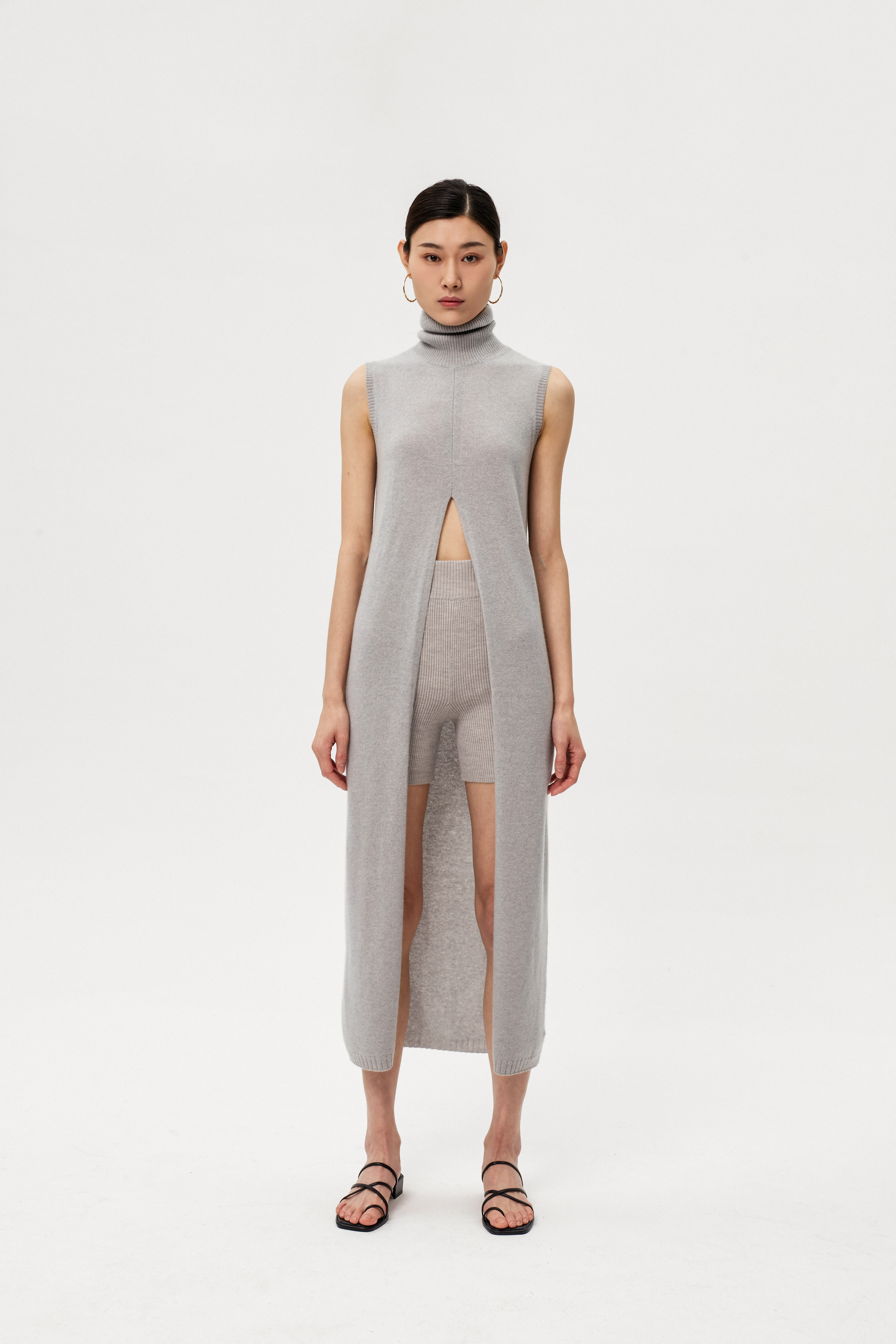 Abito grigio alto in cashmere puro delle donne