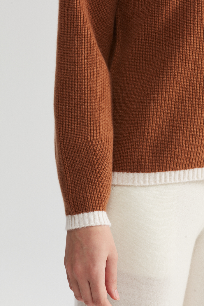 Maglione a maniche lunghe marrone scuro